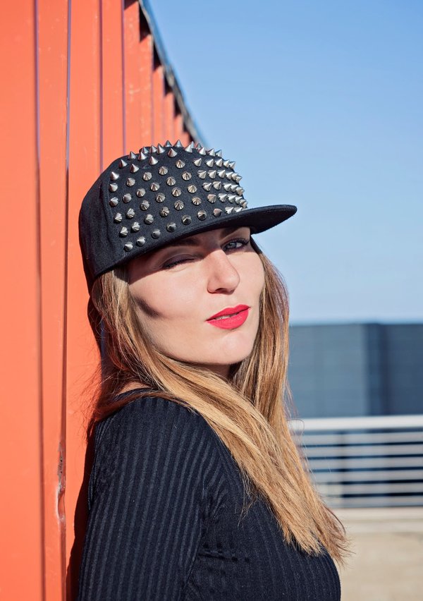 Comment intégrer des pièces à paillettes dans une tenue de jour sans surcharger?