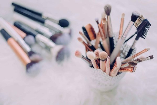 Comment choisir et entretenir des brosses et pinceaux de maquillage pour une peau saine?