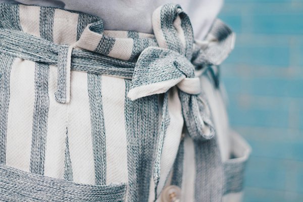 Comment choisir des ceintures en tissu pour structurer une robe fluide?